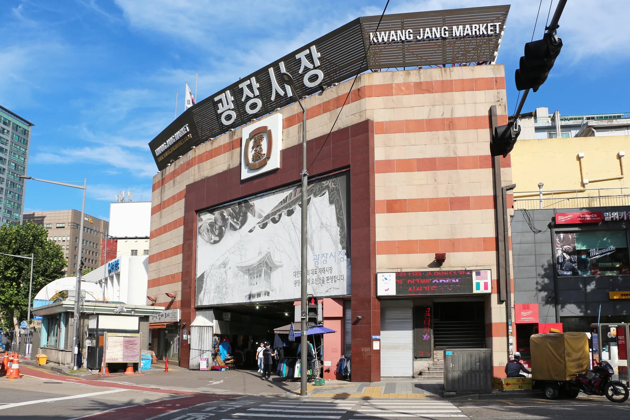 Gwangjang — fabric on the balcony, the best mid-shopping meal in Seoul on the ground floor.